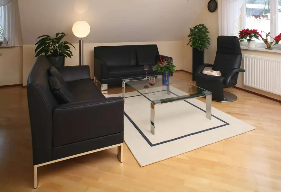 Glasplatte mit Edelstahlgestell als Couchtisch 