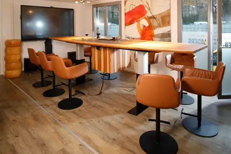 Konferenztisch in Massivholz, höhenvestellbar Konferenztisch in Massivholz, höhenvestellbar