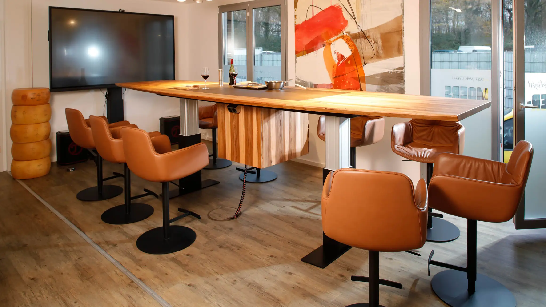 Höhenverstellbarer Konferenztisch mit unsichtbarem Kochfeld 