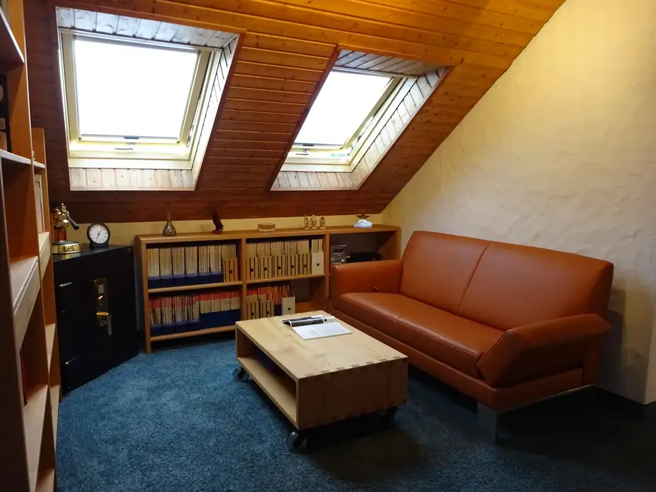 Ordnerregal in der Dachschräge 