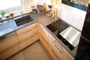 Keramik unter dem Spül- und Kochbereich Keramik unter dem Spül- und Kochbereich