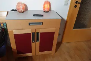 Kommoder mit Lademöglichkeiten für Mobiltelefone Kommoder mit Lademöglichkeiten für Mobiltelefone