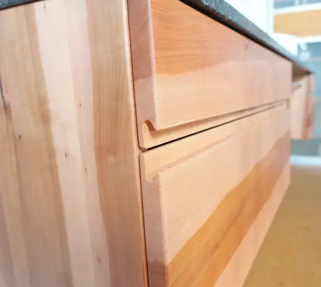 Eingefräste und fingernagefreundliche Griffleisten Eingefräste und fingernagefreundliche Griffleisten