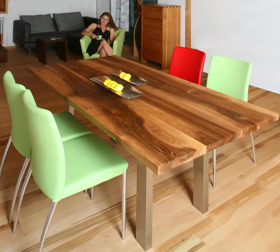 Nussbaumtisch mit Beinen aus Edelstahl Nussbaumtisch mit Beinen aus Edelstahl