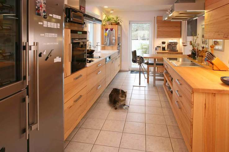 moderne Ahorn-Massivholzküche mit Glas in Orange in Hersbruck: Die