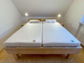 Massivholzbett aus Ahorn mit Kirschbaumdetails