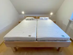 Massivholzbett aus Ahorn mit Kirschbaumdetails Massivholzbett aus Ahorn mit Kirschbaumdetails