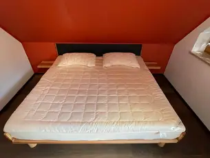 Elsbeeren-Massivholzbett mit Leder-Kopfteil Elsbeeren-Massivholzbett mit Leder-Kopfteil