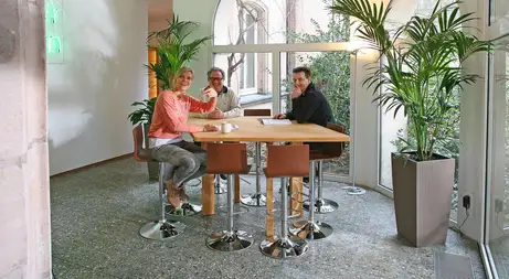 Gemütlicher Besprechungstisch zum Sitzen und Stehen Gemütlicher Besprechungstisch zum Sitzen und Stehen