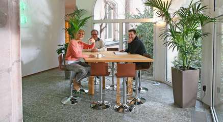 Gemütlicher Besprechungstisch zum Sitzen und Stehen Gemütlicher Besprechungstisch zum Sitzen und Stehen