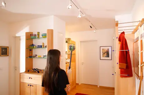 Massivholzmöbel in der Garderobe 