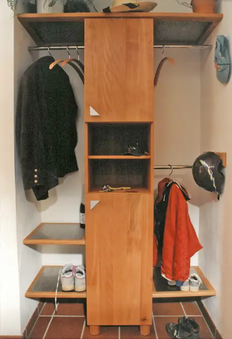 Garderobe in Massivholz mit Edlestahllochblech 