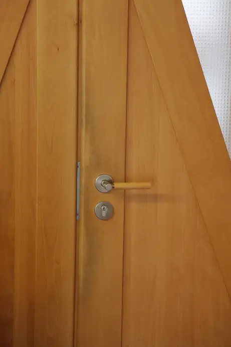 Massivholztür Tür mit Gebrauchsspuren 