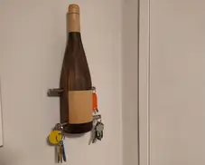 Weinflasche als Schlüsselaufhänger
