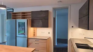 Kleines Regal mit Glasschütten Kleines Regal mit Glasschütten