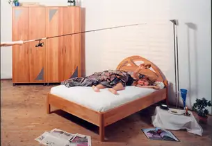 Bett und Schrank mit Angel Bett und Schrank mit Angel