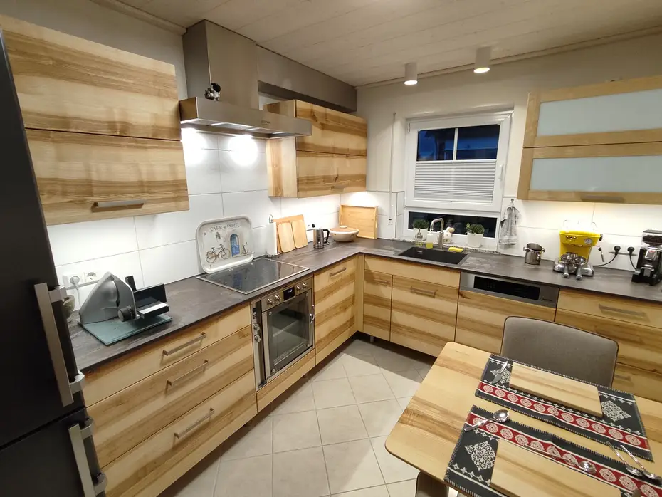 Oberschränke mit Eschenfront und -Korpus Oberschränke mit Eschenfront und -Korpus