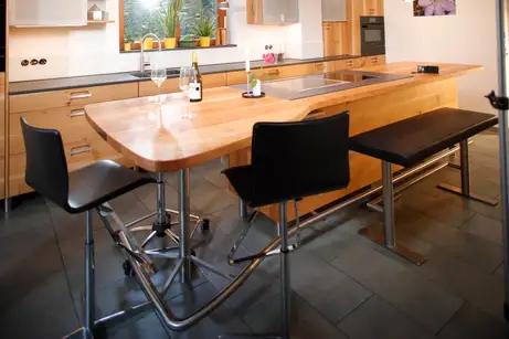 Fußreling an der Kirschbaum-Kochinsel 