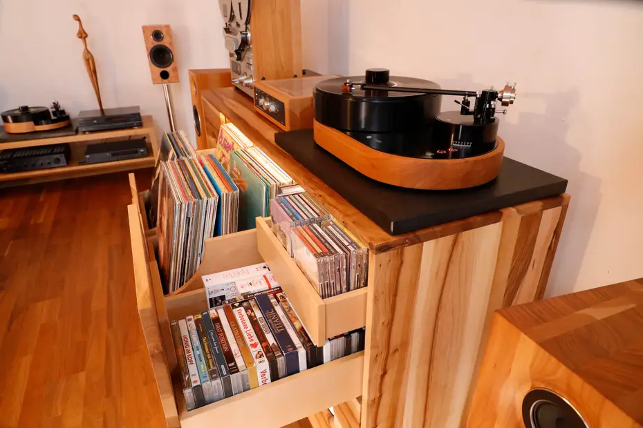 Flexibel einteilbare Schubladen im Schallplattenschrank Flexibel einteilbare Schubladen im Schallplattenschrank