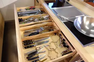 Kochbesteckeinteilung unter dem Kochfeld Kochbesteckeinteilung unter dem Kochfeld