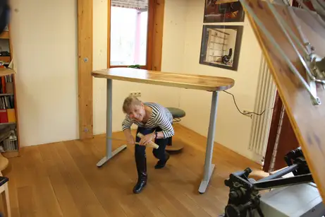 Höhenverstellbarer Schreibtisch aus fänkischem Nussbaum