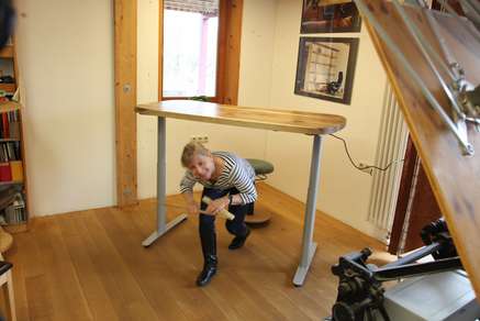 Höhenverstellbarer Schreibtisch aus fänkischem Nussbaum