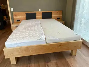 Massivholzbett in Einzelanfertigung in Kirschbaum Massivholzbett in Einzelanfertigung in Kirschbaum