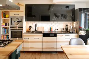 Spülenzeile in Esche massiv mit Granitplatte Spülenzeile in Esche massiv mit Granitplatte