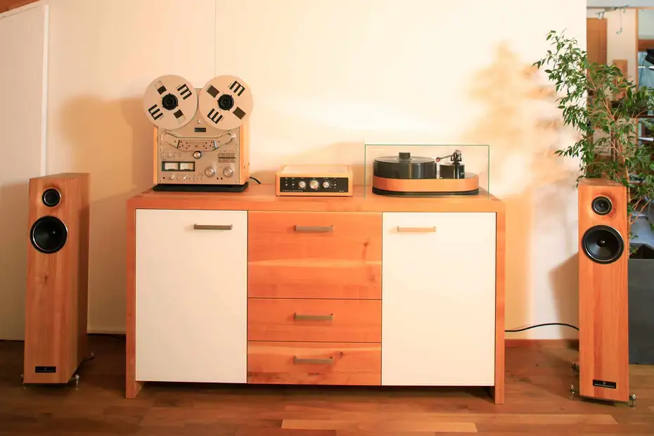 AMG-Plattenspieler Boxen und Verstärker von der Weiner Lautsprechermanufaktur AMG-Plattenspieler Boxen und Verstärker von der Weiner Lautsprechermanufaktur