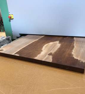 Falsche Oberfläche auf Massivholztisch angeschliffen Falsche Oberfläche auf Massivholztisch angeschliffen