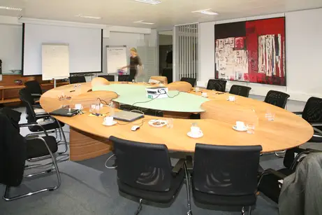 Großer Konferenztisch nach Kundenwunsch Großer Konferenztisch nach Kundenwunsch