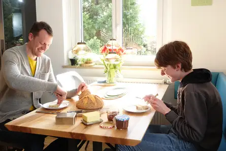 Father and Son in der Massivholzküche Father and Son in der Massivholzküche