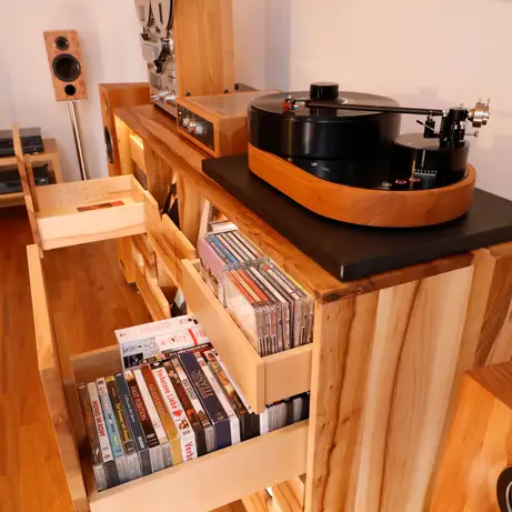 Beim Öffnen der Schublade schaltet sich das Licht automatisch an Beim Öffnen der Schublade schaltet sich das Licht automatisch an