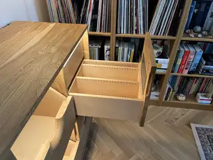 Oben mit DC- und DVD-Schubladen Oben mit DC- und DVD-Schubladen