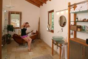Badezimmer mit Holzbadewanne