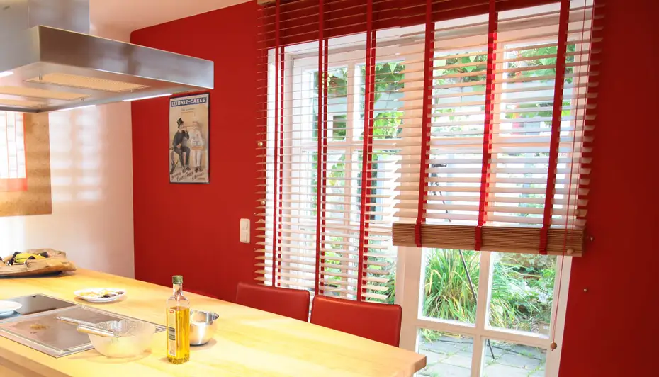 mit bodenlangen Jalousien ausgestattet