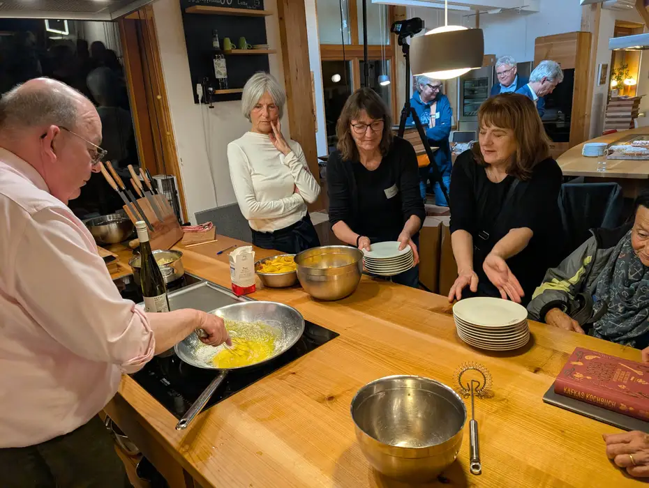 Lieraturkritiker Denis Scheck an den Kochinseln der Möbelmacher 