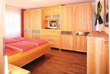 Schlafzimmer aus regionalem Massivholz 2006-9: Die Möbelmacher