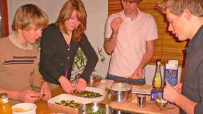 Kochen in der Massivholzküche im regionalen Musterhaus