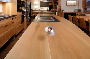 Der Nachhhaltigkeitspreis schwebt über der Kochinsel 