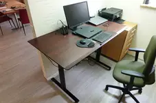 Schreibtisch in Thermobuche mit Rollen und höhenverstellbar Schreibtisch in Thermobuche mit Rollen und höhenverstellbar