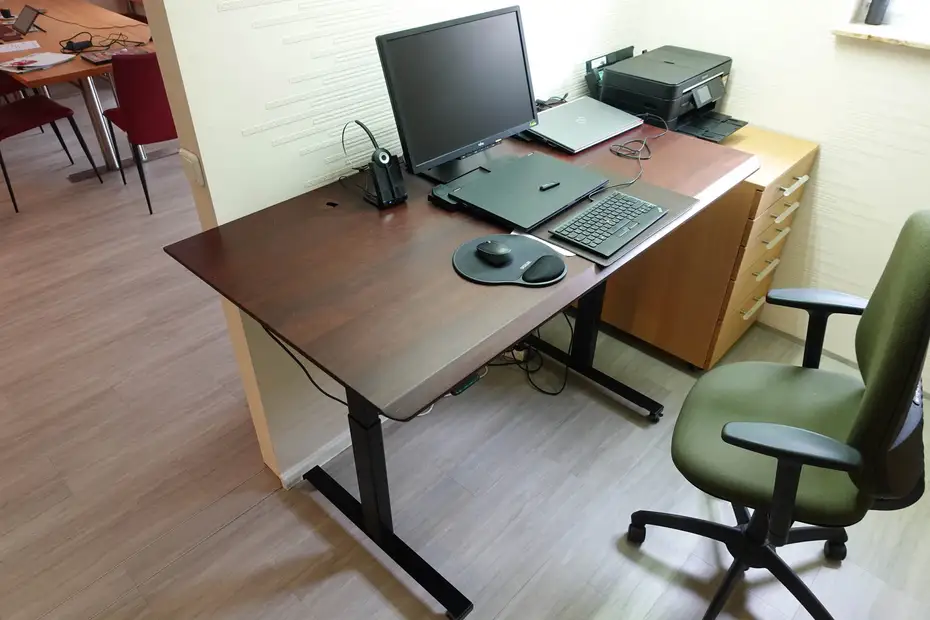 Schreibtisch höhenverstellbare aus Thermobuche Schreibtisch höhenverstellbare aus Thermobuche