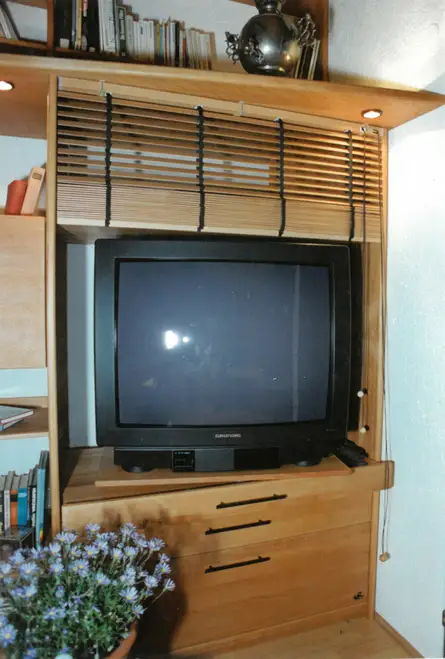 TV-Möbel mit Holzjalousie TV-Möbel mit Holzjalousie
