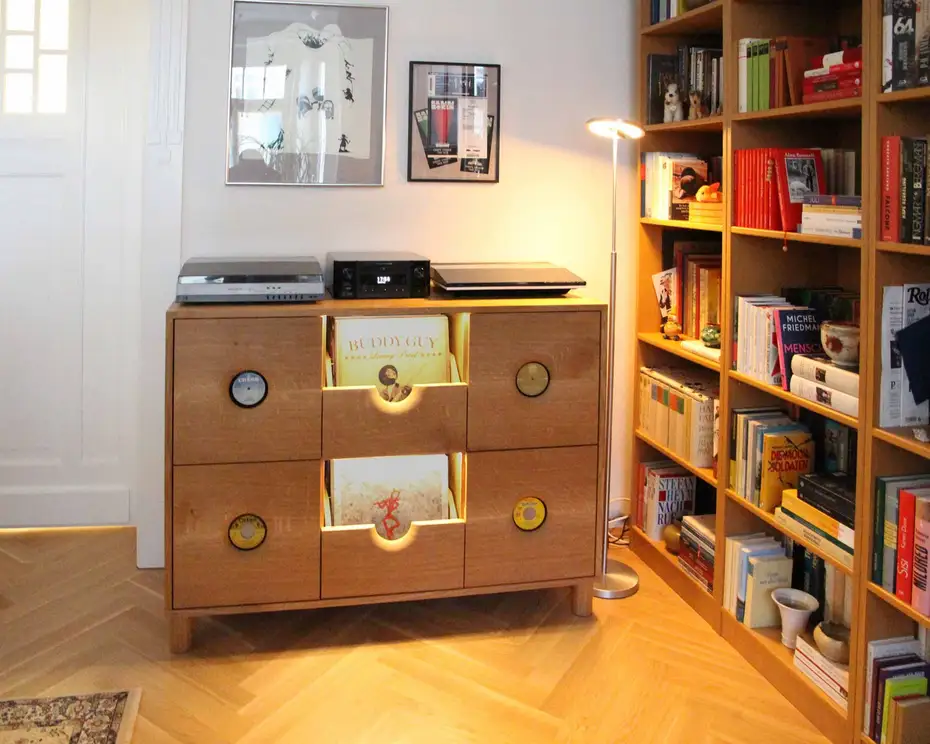 Schallplattenschrank in Eiche mit Fingerzinken Schallplattenschrank in Eiche mit Fingerzinken