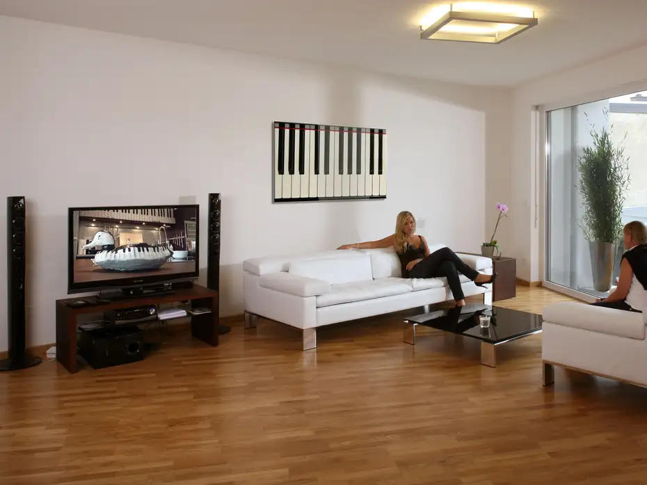 TV- und Hifi-Lowboard mit gezinkten Kanten in Thermobuche TV- und Hifi-Lowboard mit gezinkten Kanten in Thermobuche