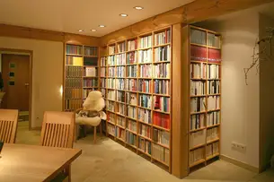 Bücherregal für Belletristik zum Rollen und Schwenken