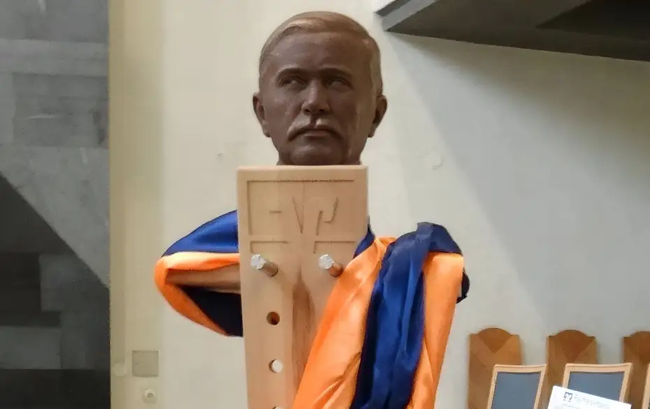 Stehpult und Rednerpult mit Logo der Raiffeisenbank Stehpult und Rednerpult mit Logo der Raiffeisenbank