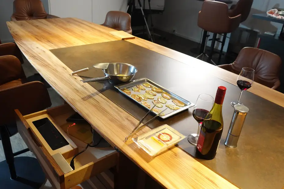 Kochen auf dem unsichtbaren Induktinskochfeld Kochen auf dem unsichtbaren Induktinskochfeld