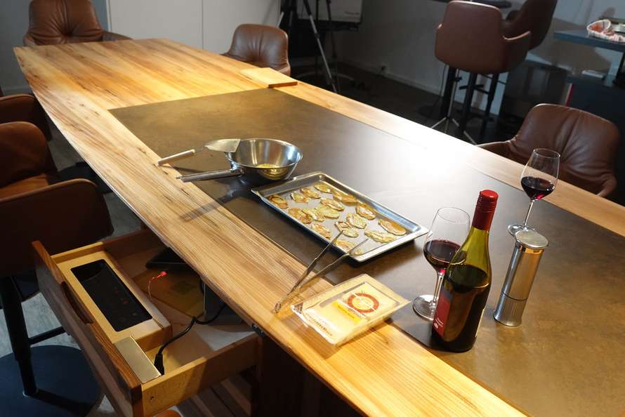 Kochen auf dem unsichtbaren Induktinskochfeld Kochen auf dem unsichtbaren Induktinskochfeld