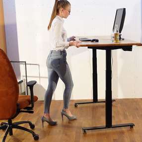 Höhenverstellbarer Schreibtisch aus Massivholz auf Rollen